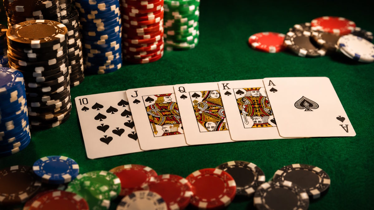 Guide til den bedste poker udbyder med royal flush, pokerkort og jetoner på pokerbord